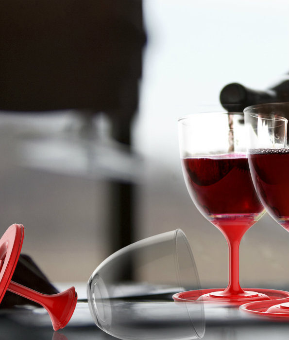 nietłukące kieliszki szybko składa się w zestaw wyjściowy, by móc kosztować wino w plenerze